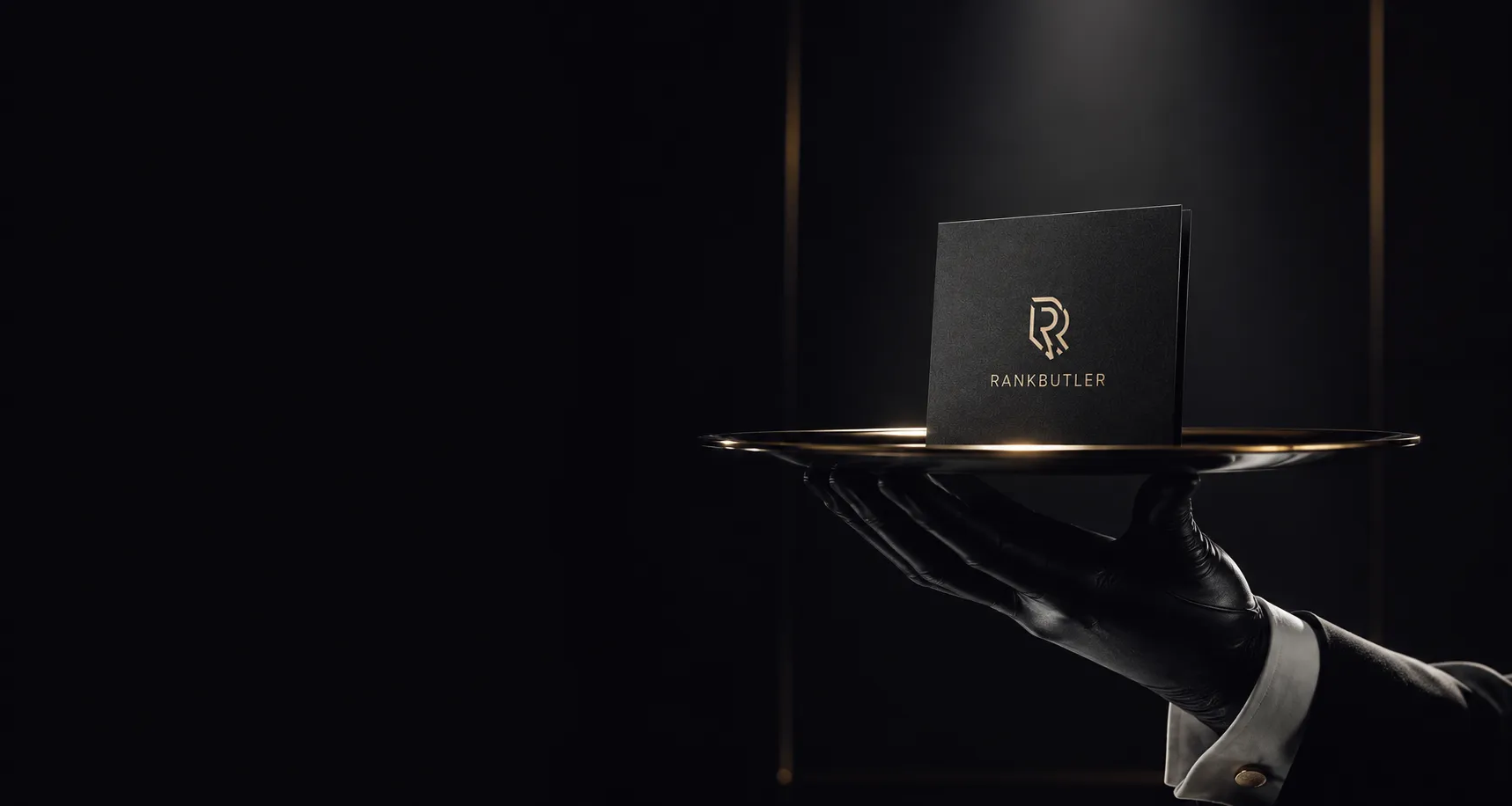 Hand eines Butlers in schwarzem Handschuh serviert eine RankButler-Karte auf einem goldenen Tablett
